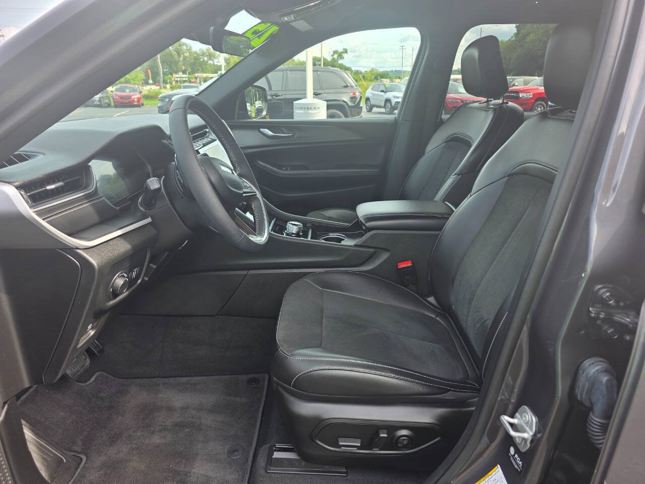 Used 2025 Jeep Grand Cherokee L Laredo AWD/4WD image 16