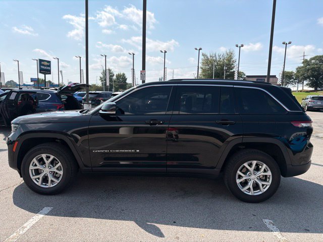 Used 2023 Jeep Grand Cherokee Limited AWD/4WD image 6
