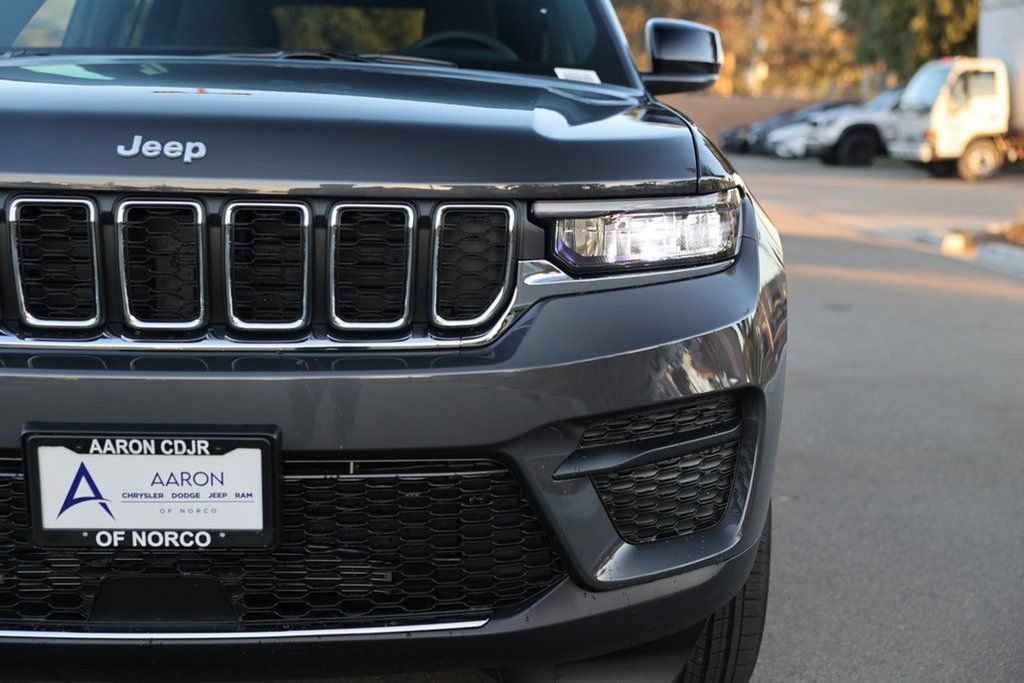 Used 2025 Jeep Grand Cherokee Laredo X w/ Trailer Tow Package AWD/4WD image 5