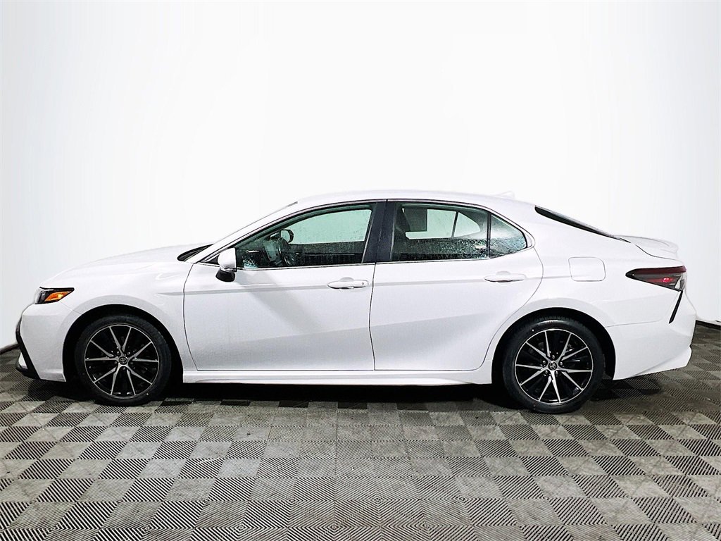 Certified 2022 Toyota Camry SE image 5