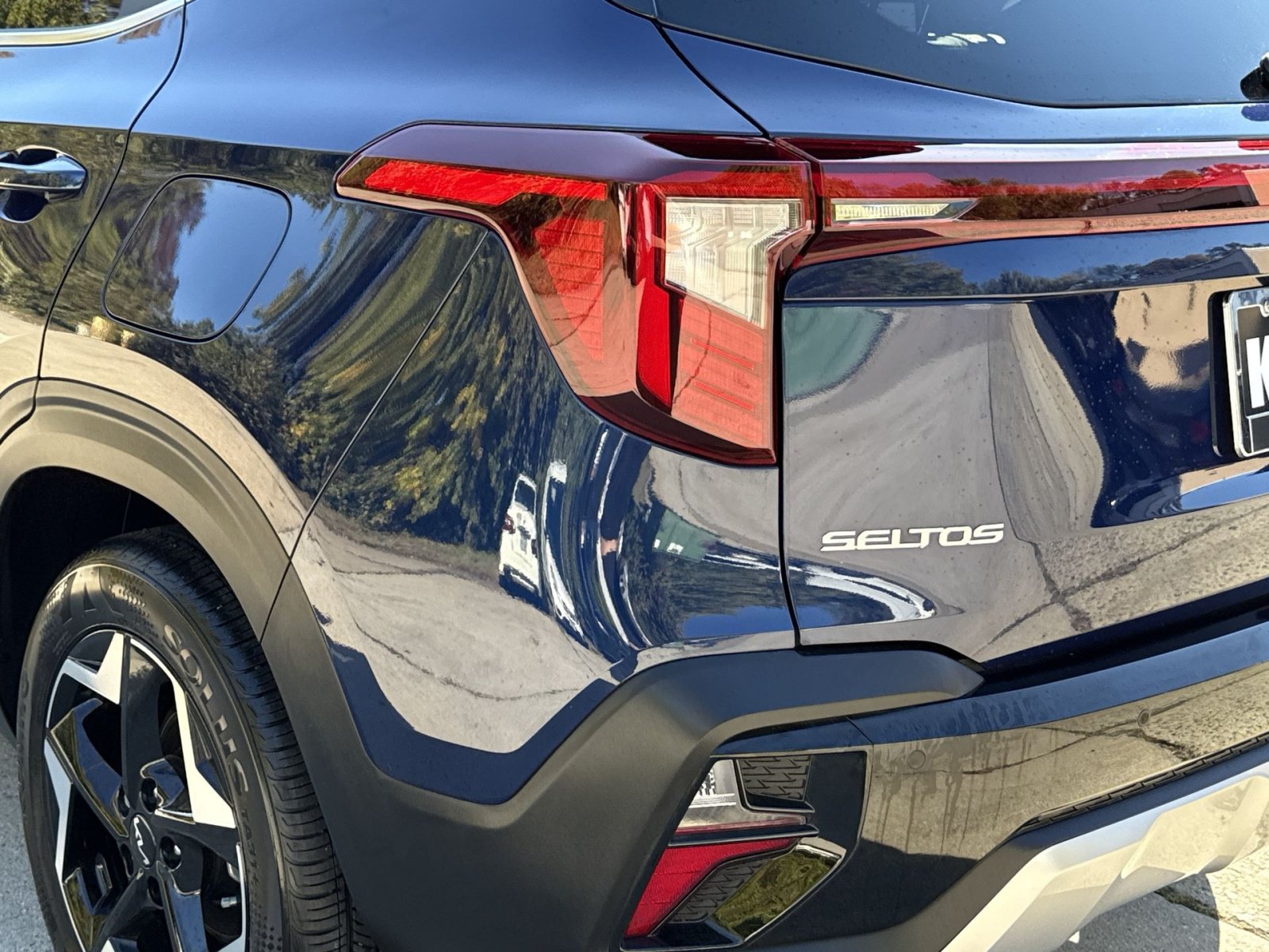 Used 2025 Kia Seltos EX FWD image 16