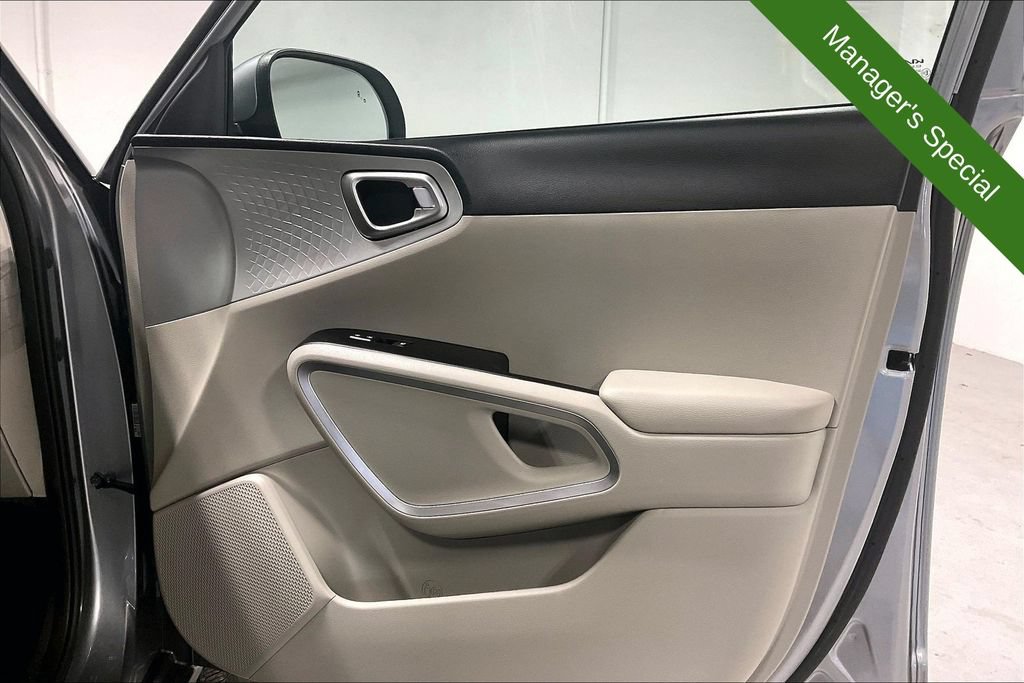 Used 2025 Kia Soul LX w/ LX Technology Package FWD image 22