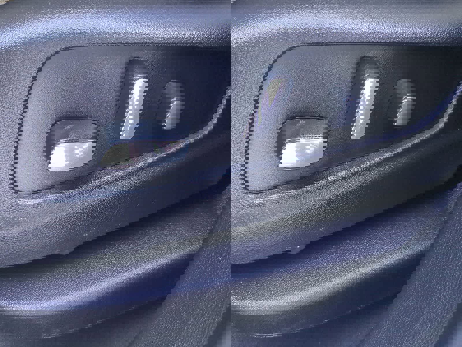 Used 2017 Cadillac XT5 Luxury w/ Driver Awareness Package image 16