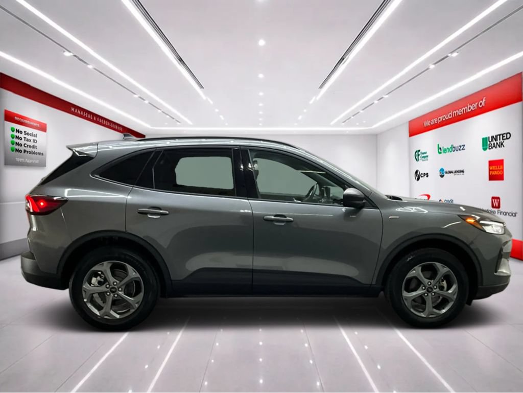 Used 2025 Ford Escape ST-Line w/ Cold Weather Package AWD/4WD image 8