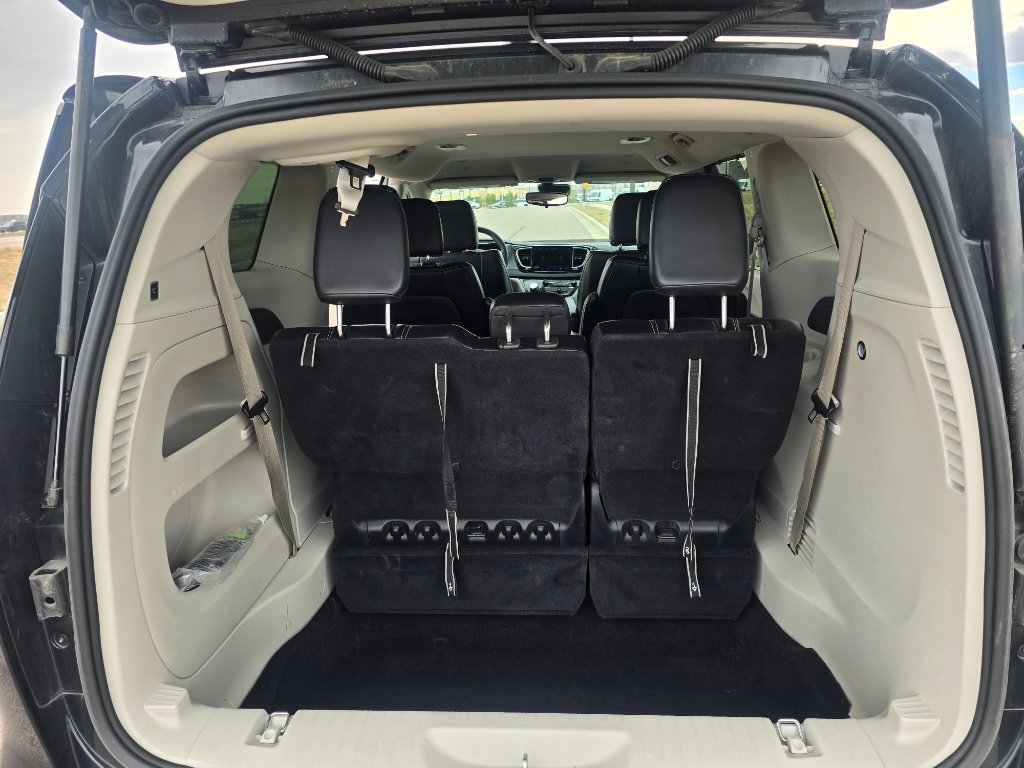 Used 2023 Chrysler Pacifica Touring-L image 30