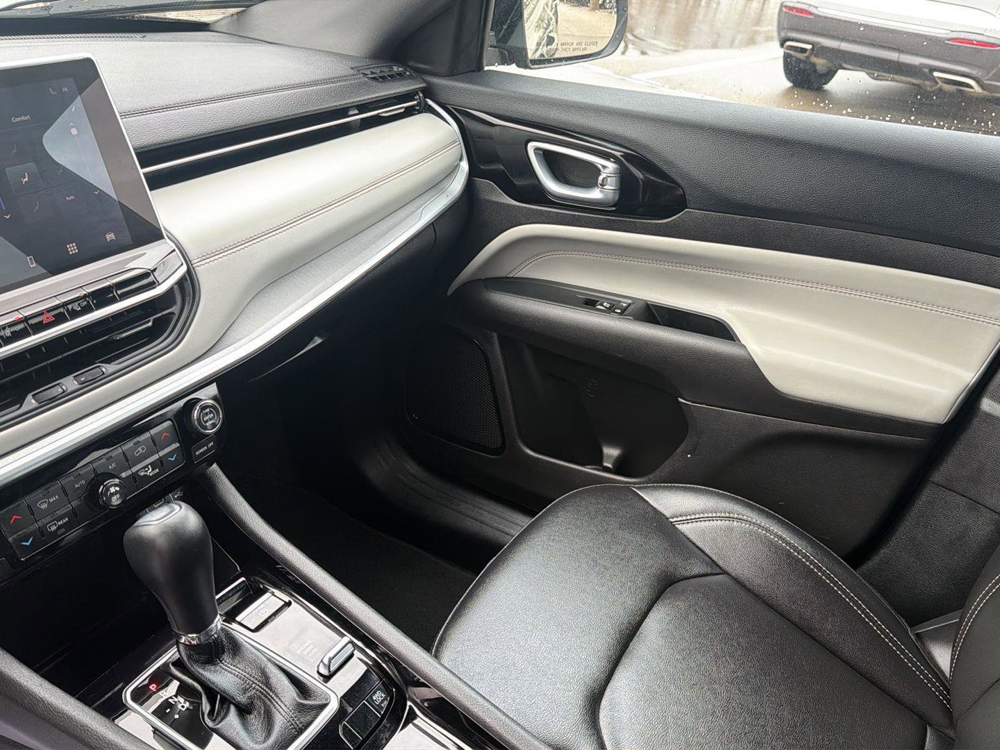 Used 2025 Jeep Compass Limited image 17