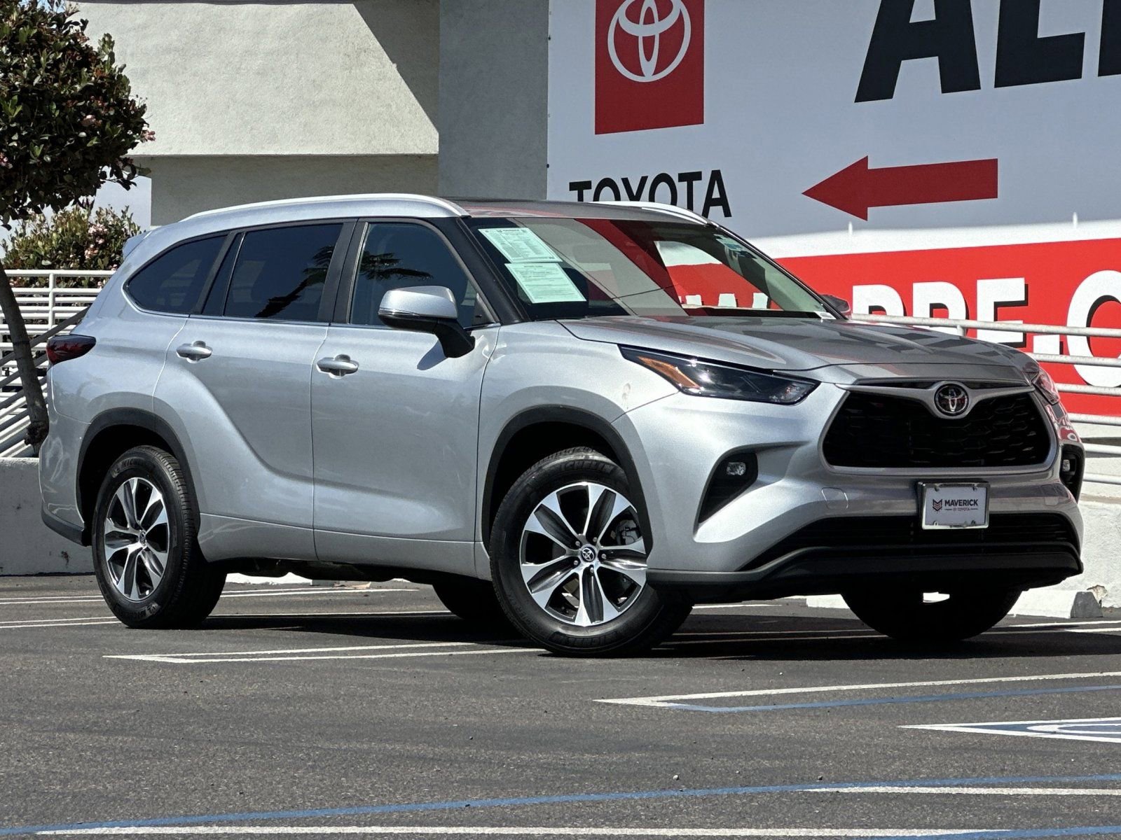 Used 2025 Toyota Highlander XLE FWD image 8