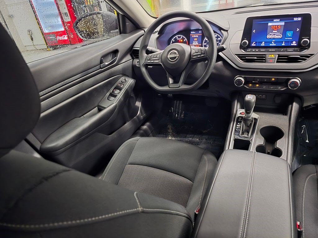 Used 2025 Nissan Altima 2.5 S FWD image 32
