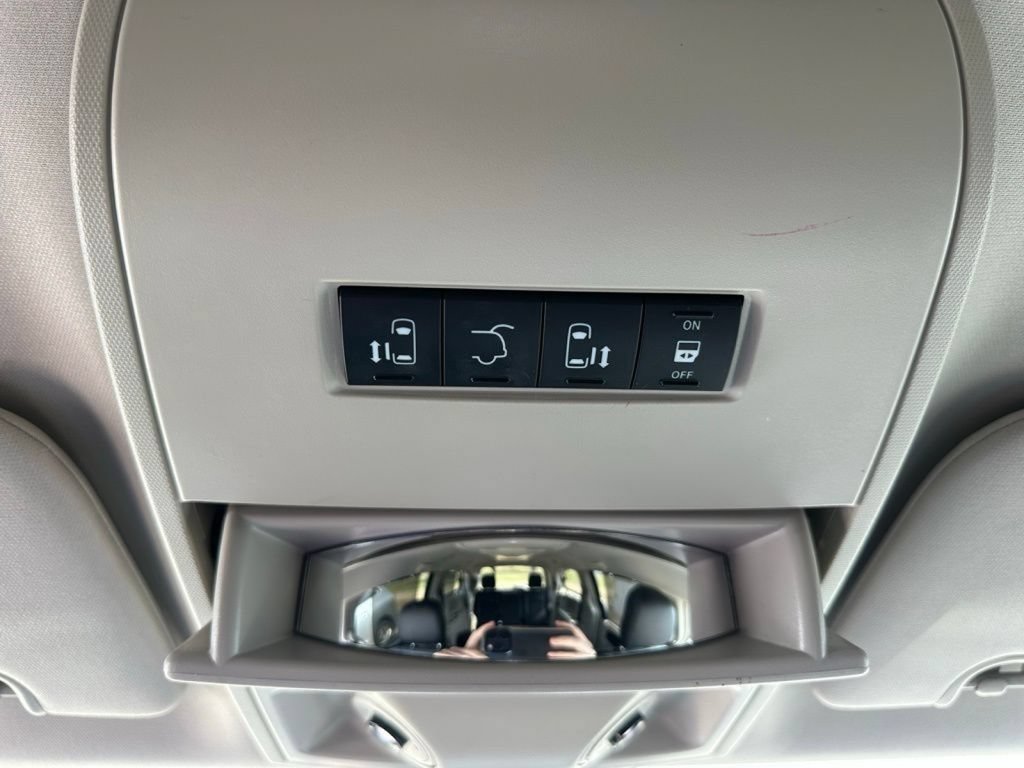 Used 2014 Chrysler Town & Country Touring-L w/ Driver Convenience Group FWD image 29