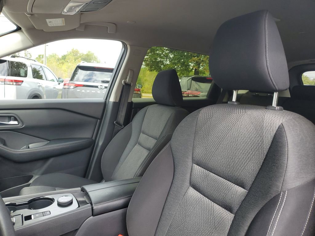 Used 2024 Nissan Rogue SV image 11