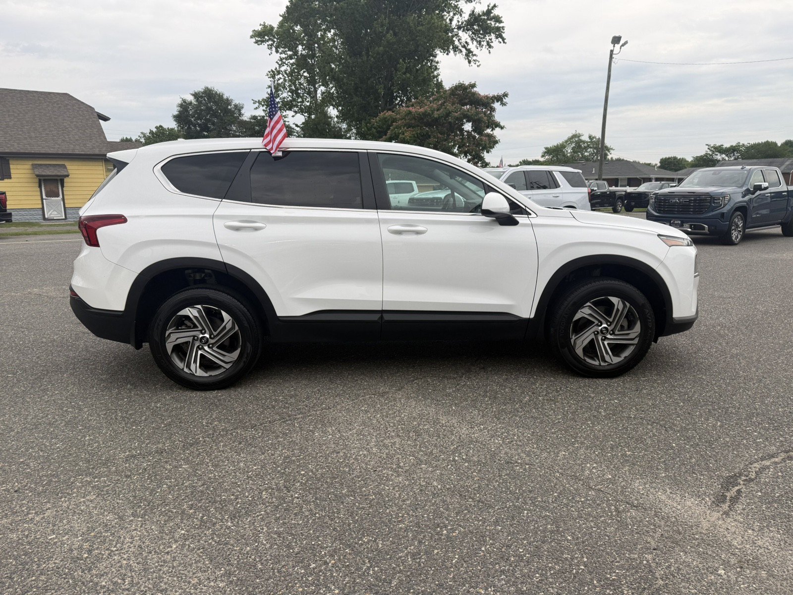 Used 2023 Hyundai Santa Fe SE AWD/4WD image 2