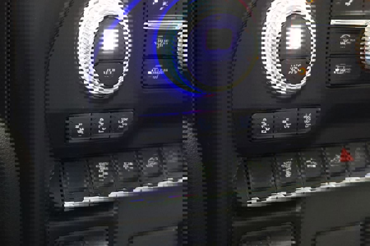 Used 2023 GMC Sierra 2500 AT4 w/ AT4 Preferred Package AWD/4WD image 8