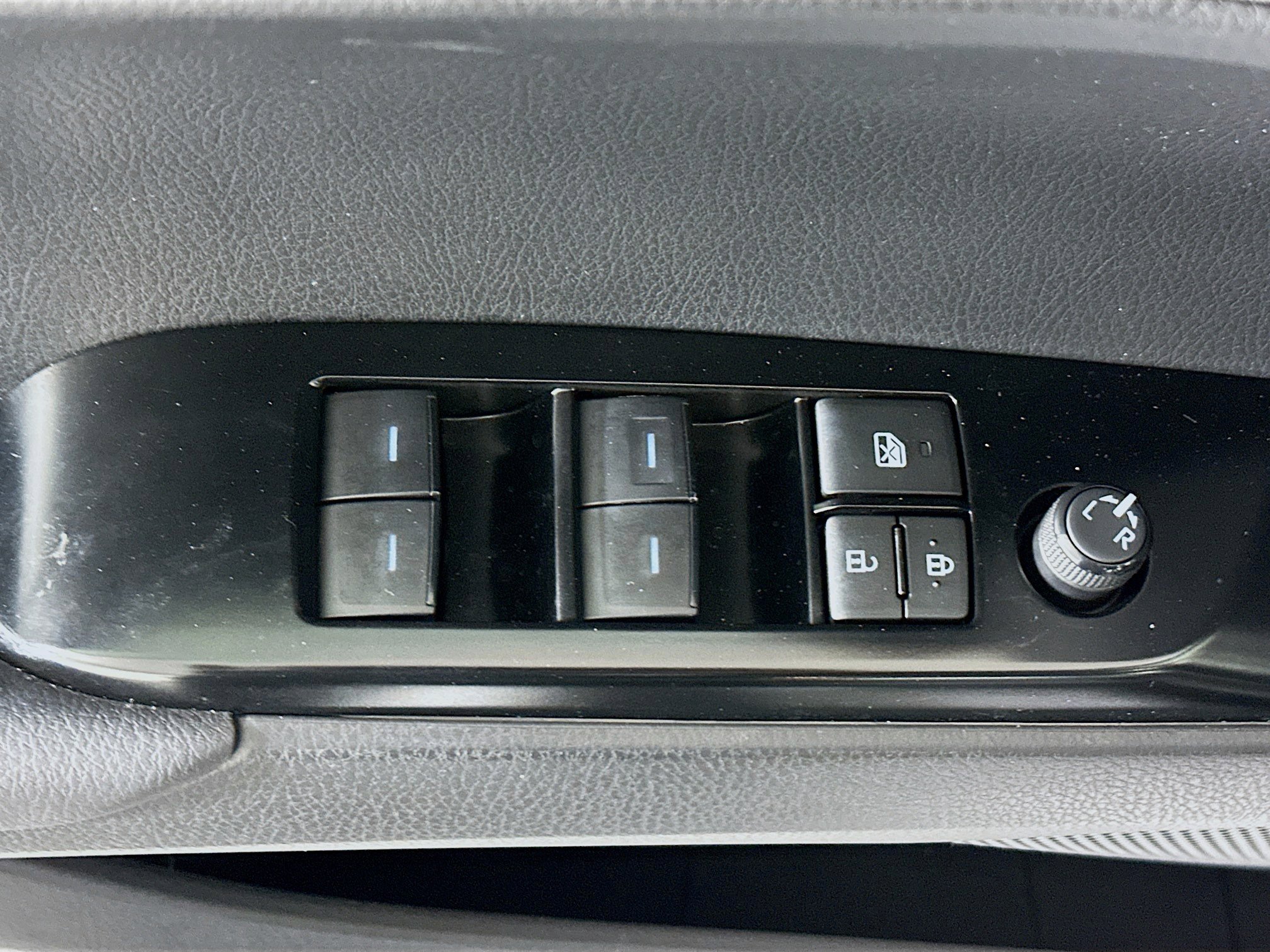 Used 2025 Toyota Camry LE image 12
