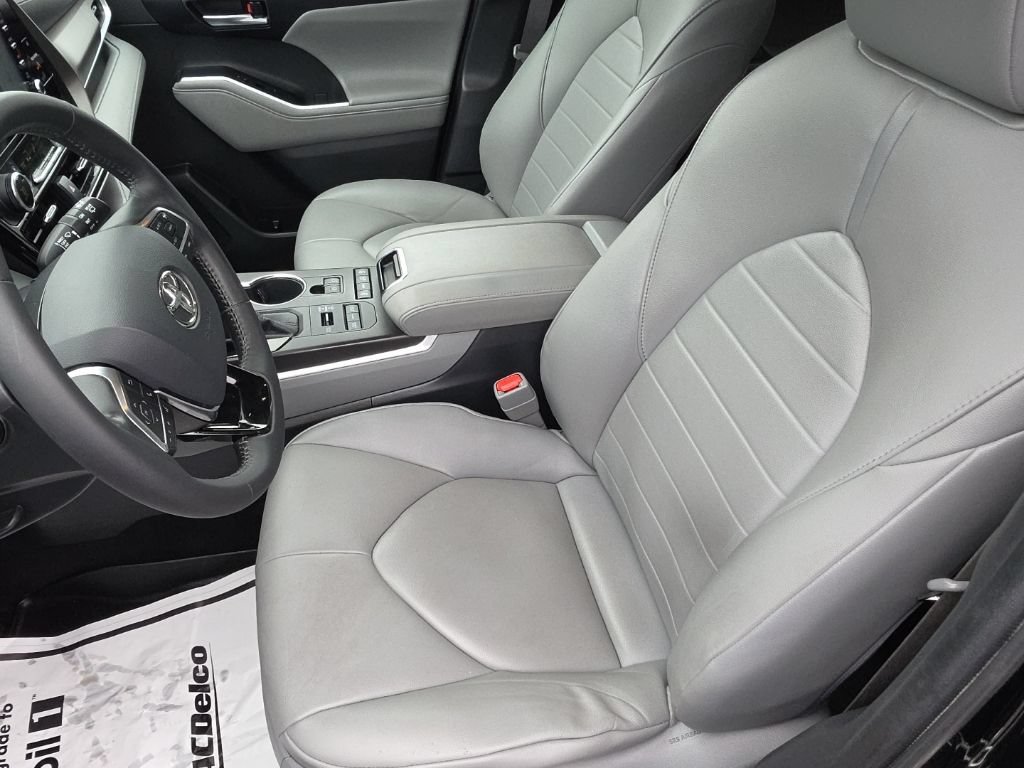 Used 2020 Toyota Highlander XLE AWD/4WD image 27