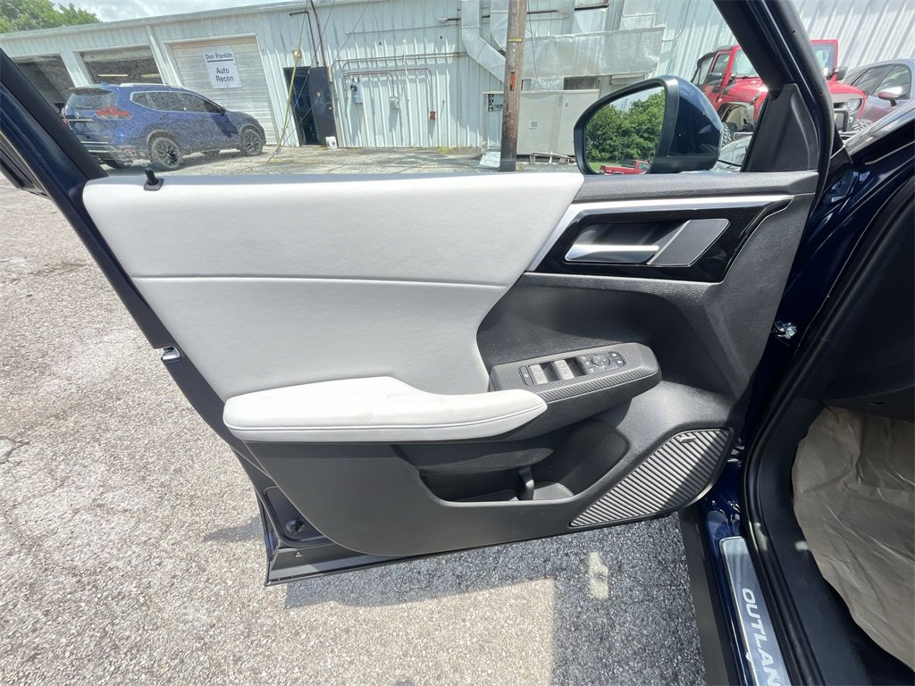 New 2025 Mitsubishi Outlander SE image 13