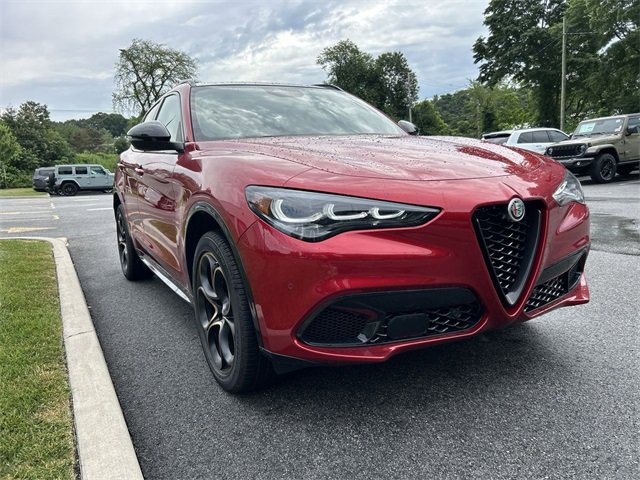 New 2025 Alfa Romeo Stelvio Sprint image 2