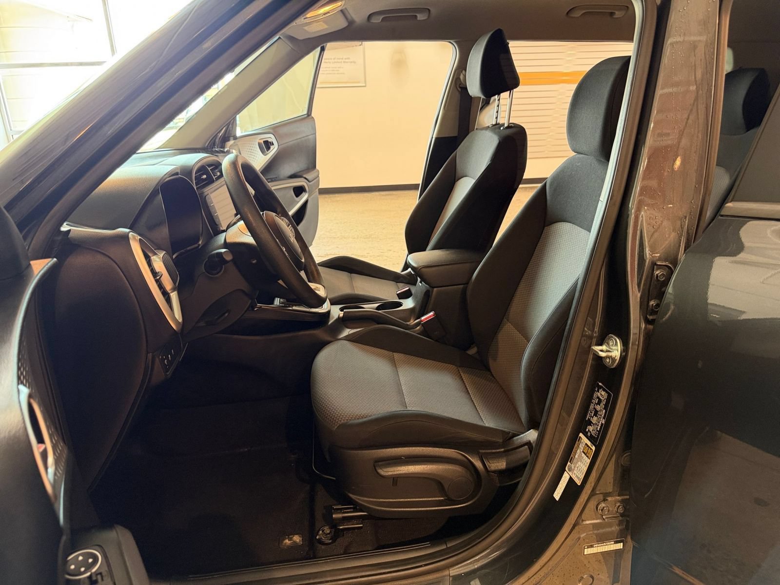 Used 2025 Kia Soul LX w/ LX Technology Package FWD image 25