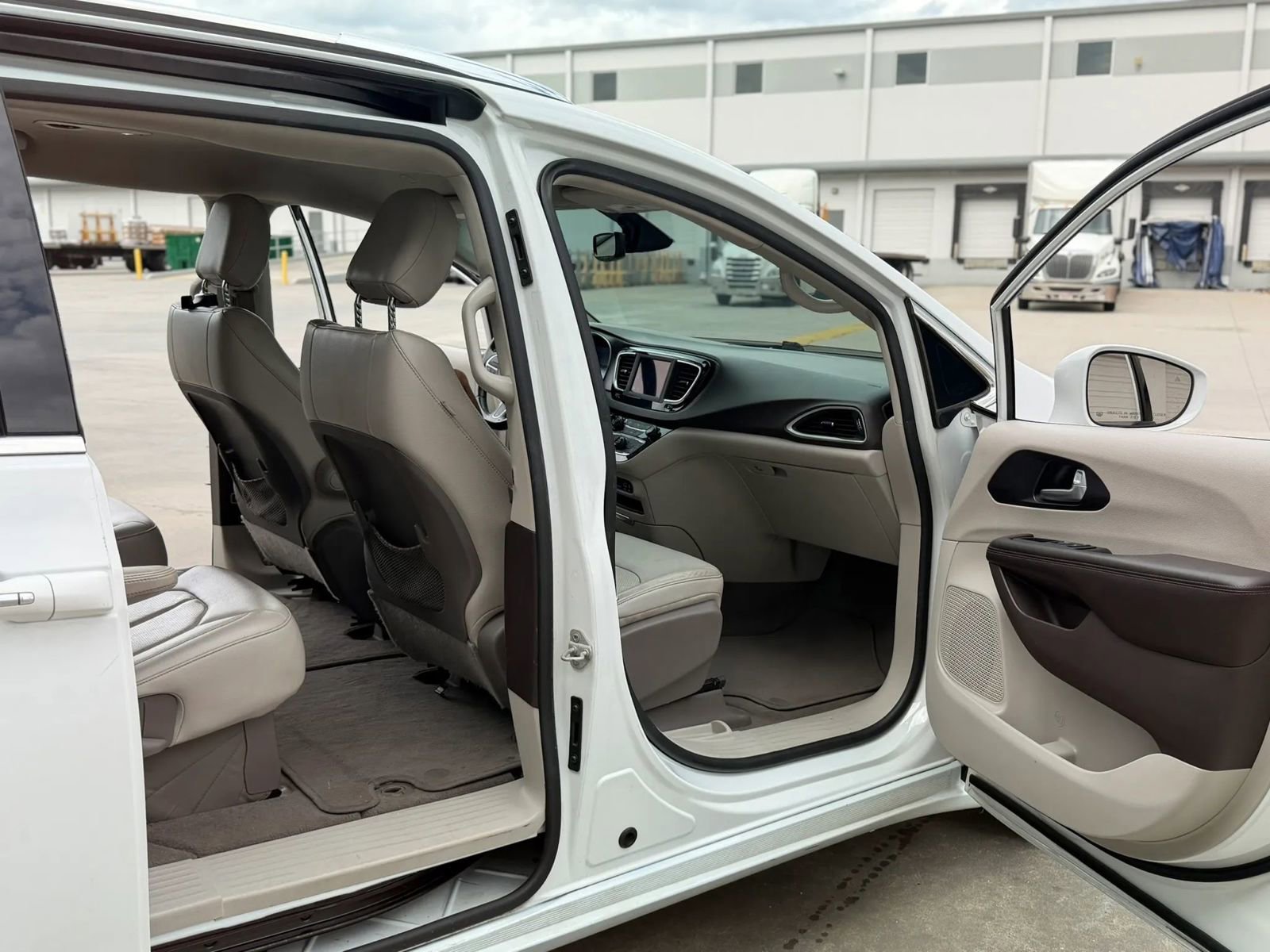 Used 2020 Chrysler Pacifica Touring-L FWD image 21