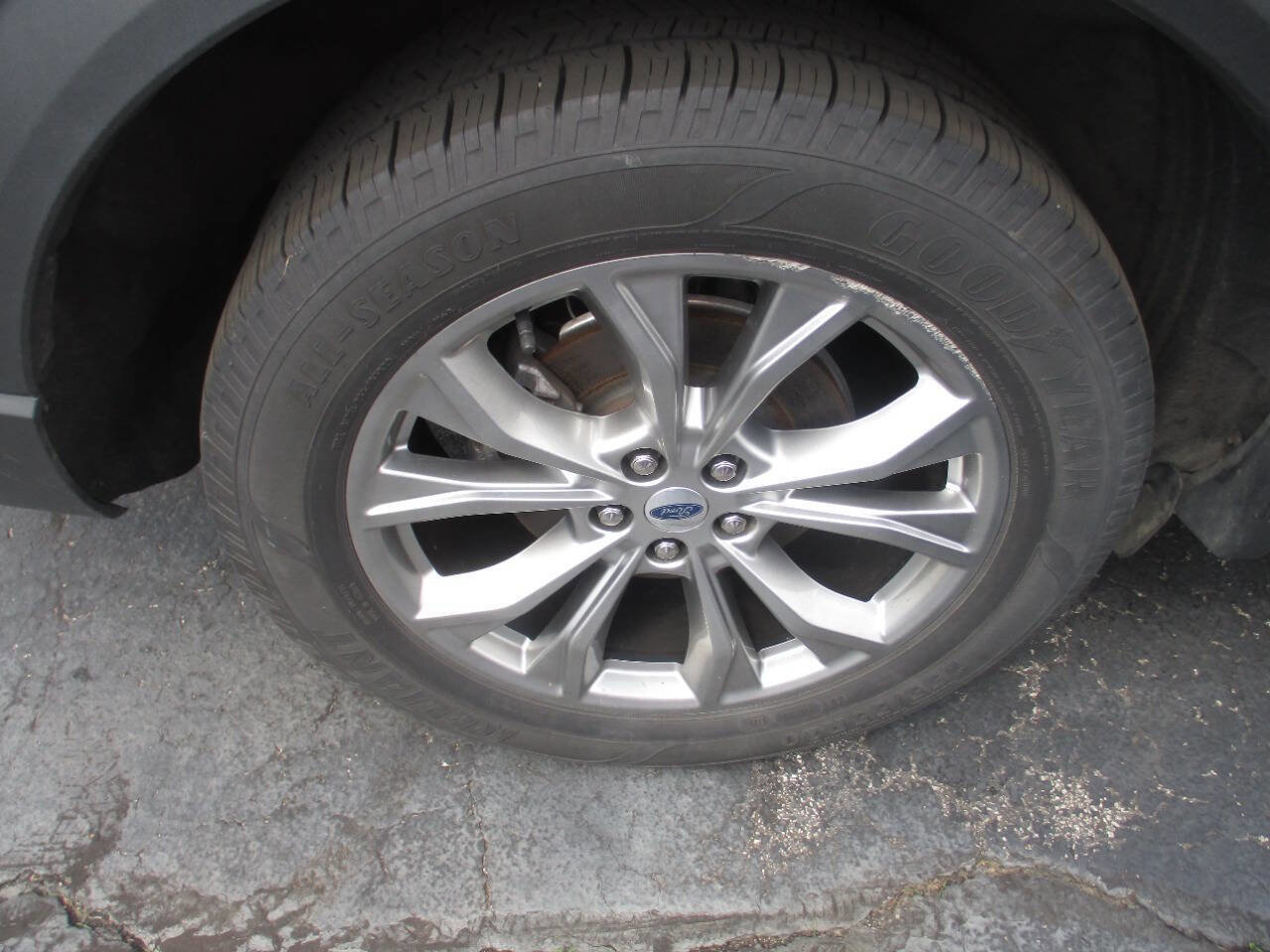 Used 2021 Ford Explorer XLT w/ Equipment Group 202A AWD/4WD image 32