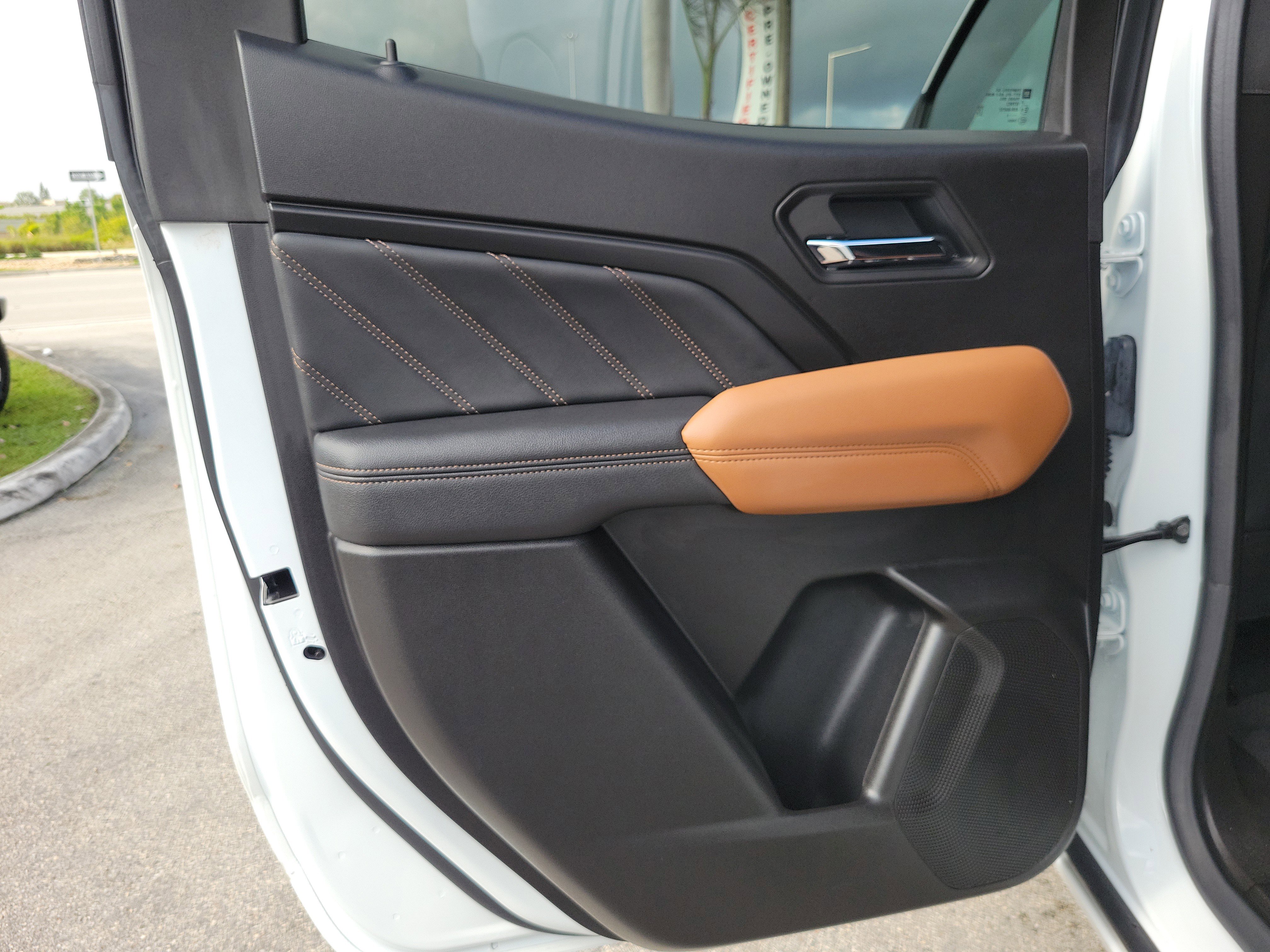 Used 2025 GMC Canyon AT4 image 25