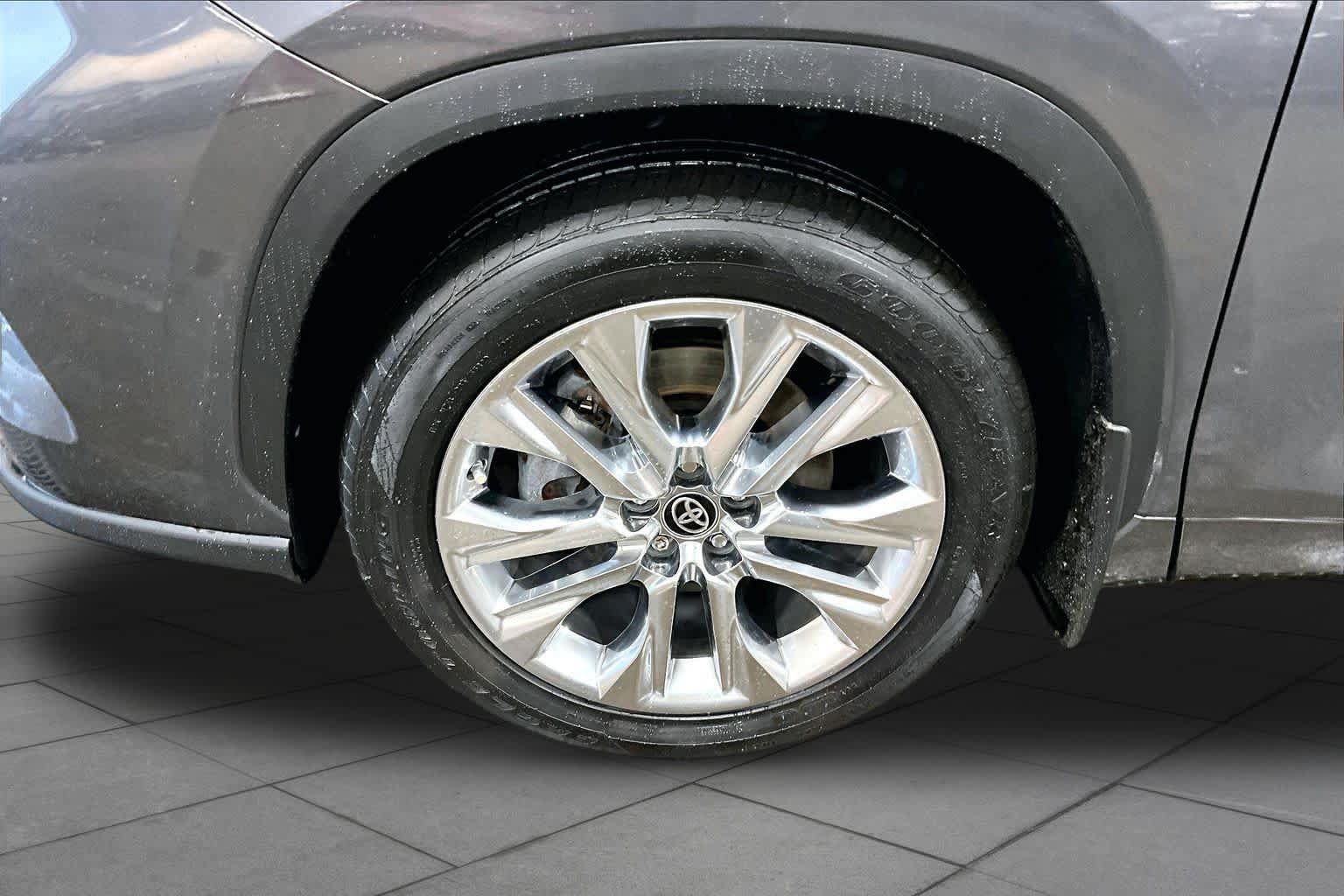 Used 2024 Toyota Highlander Limited AWD/4WD image 11
