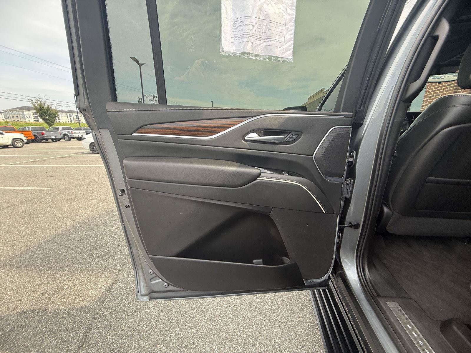 Used 2022 Cadillac Escalade ESV Premium Luxury w/ Performance Package AWD/4WD image 22
