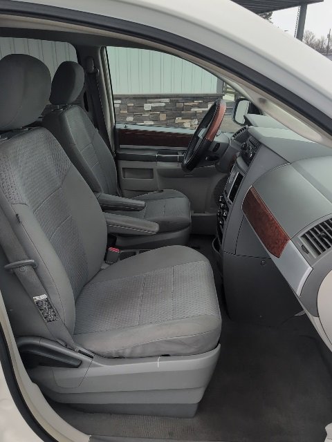 Used 2009 Chrysler Town & Country Touring image 30