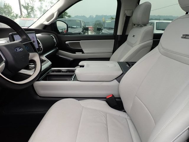 Used 2025 Ford Expedition Platinum w/ Driver's Package AWD/4WD image 18
