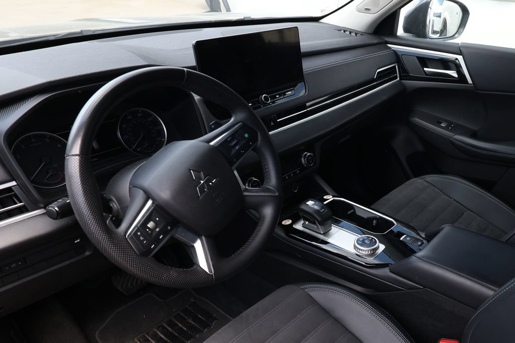 Used 2025 Mitsubishi Outlander SE FWD image 9