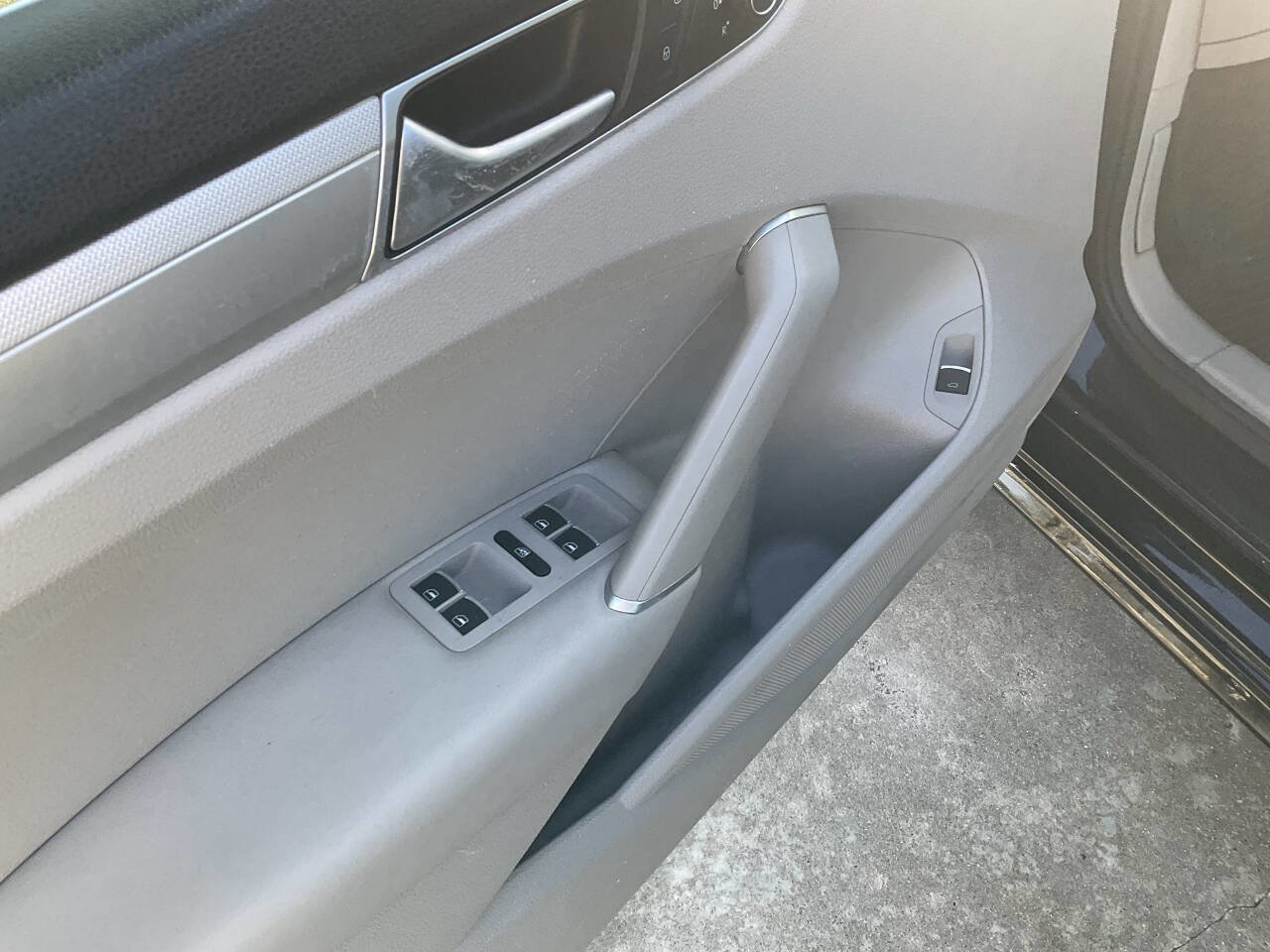 Used 2016 Volkswagen Passat 1.8T S image 10