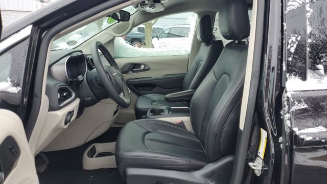 Certified 2024 Chrysler Pacifica Touring-L image 5