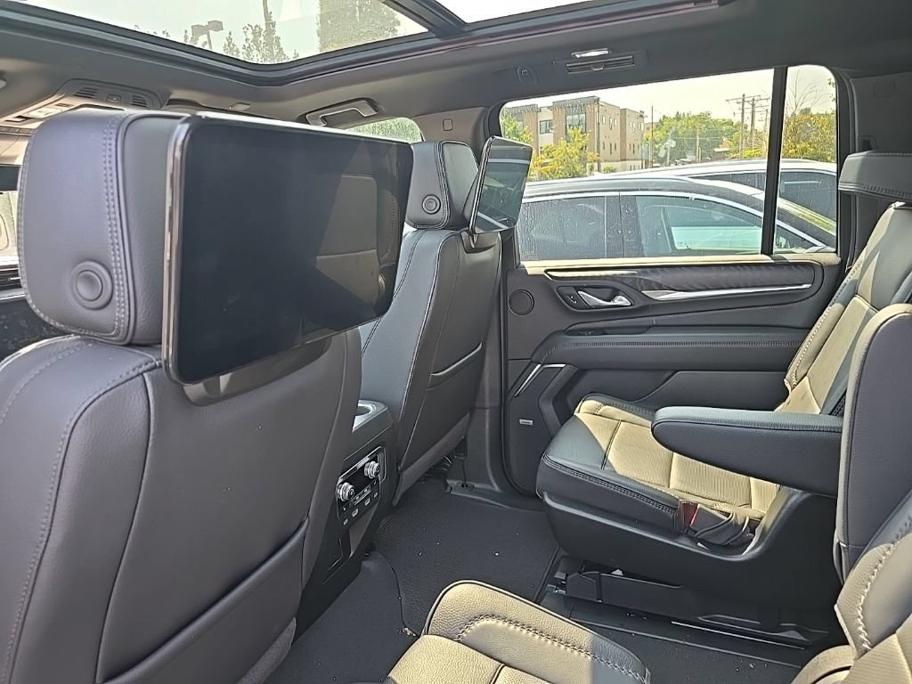 Used 2024 GMC Yukon XL Denali w/ Advanced Technology Package AWD/4WD image 8