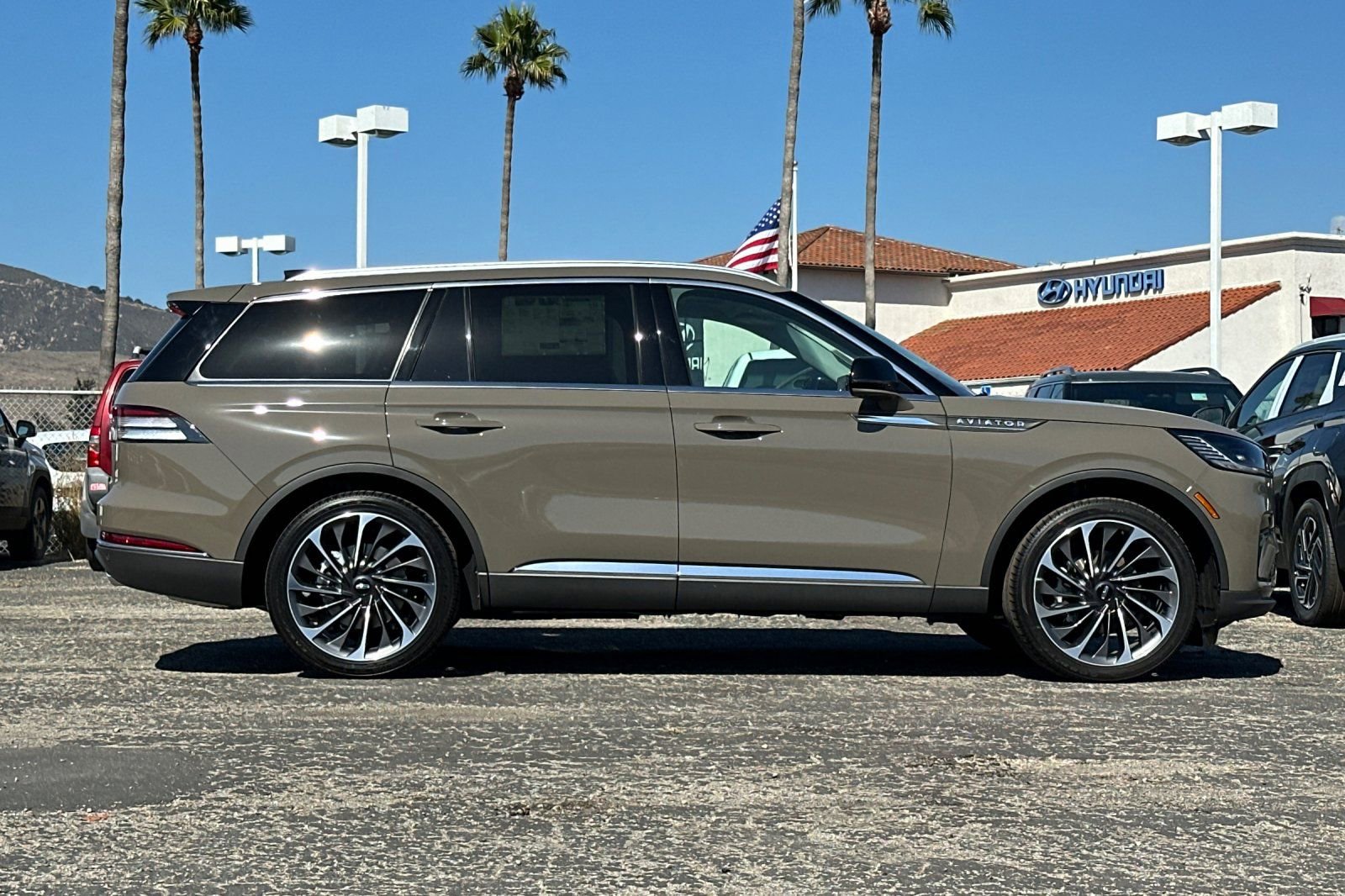 New 2025 Lincoln Aviator Reserve w/ Equipment Group 201A image 2