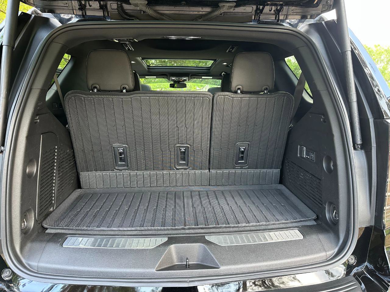 Used 2025 Chevrolet Tahoe Z71 w/ Comfort Package image 39