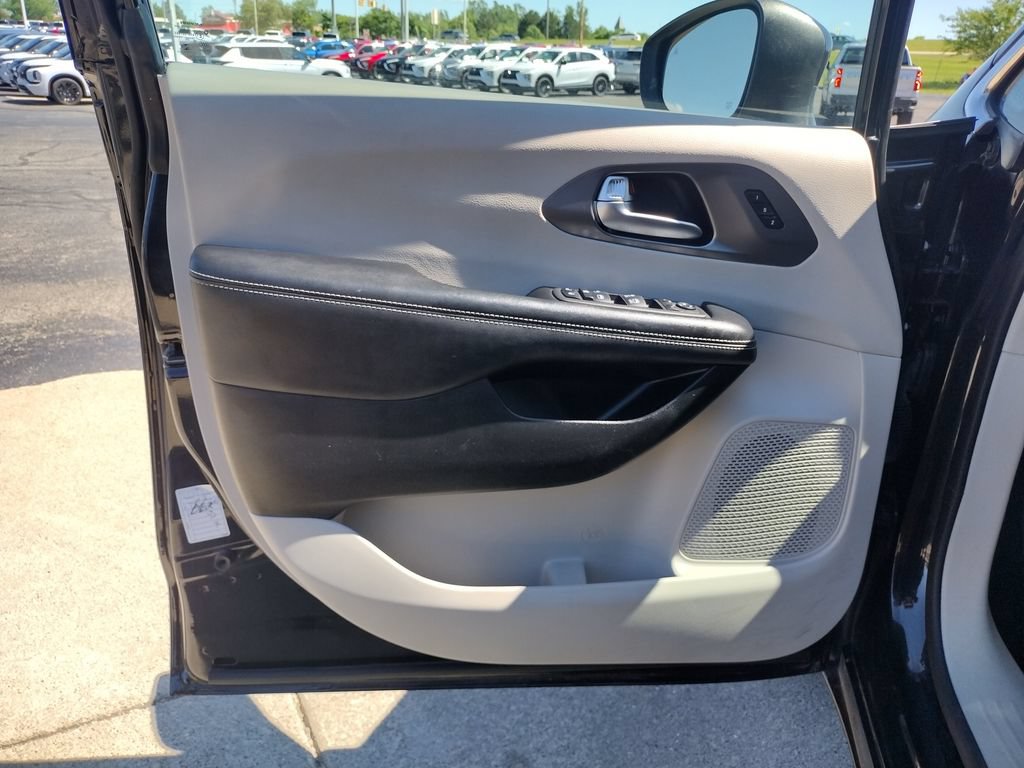 Used 2023 Chrysler Pacifica Touring-L FWD image 21