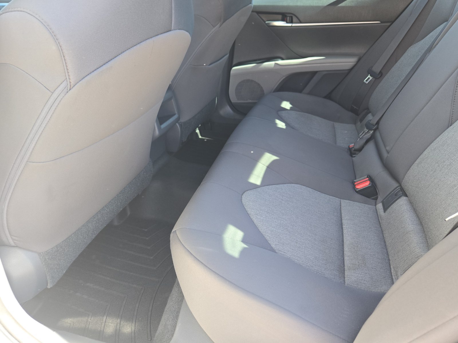 Used 2018 Toyota Camry LE FWD image 32