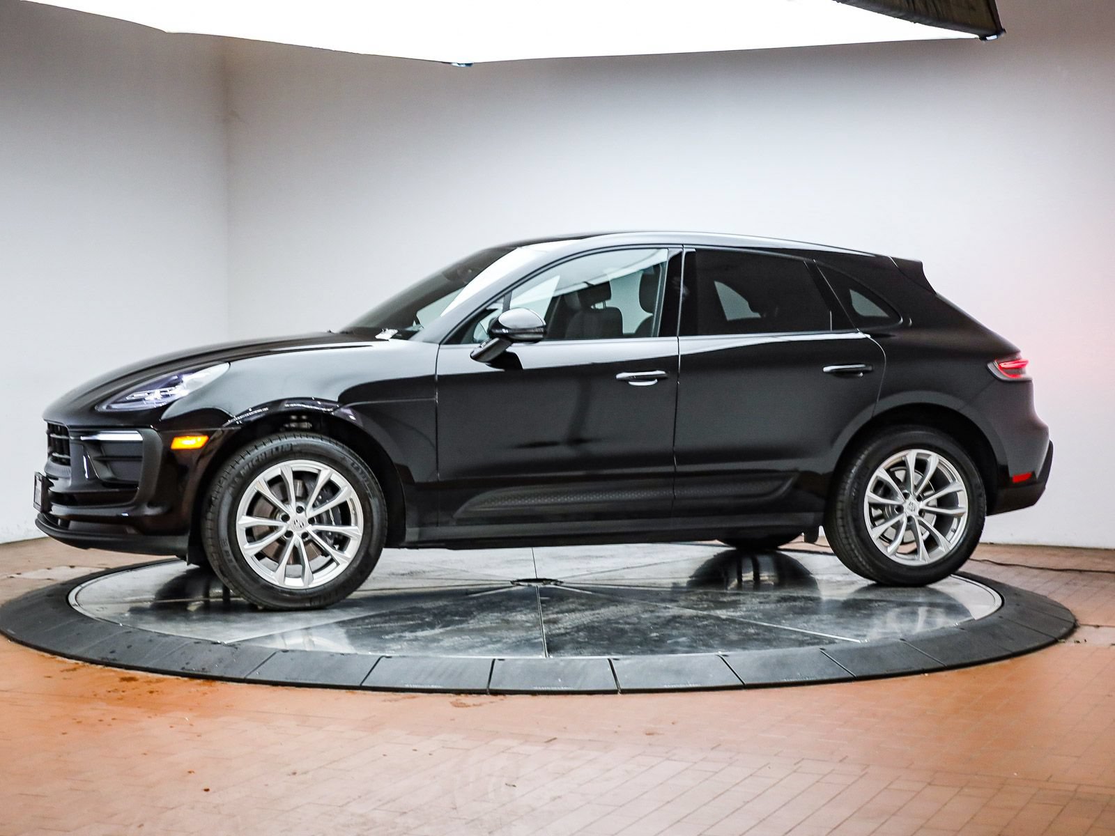Certified 2026 Porsche Macan AWD/4WD image 2