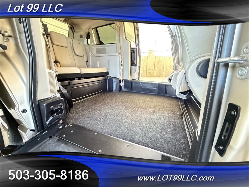 Used 2013 Chrysler Town & Country Touring FWD image 8