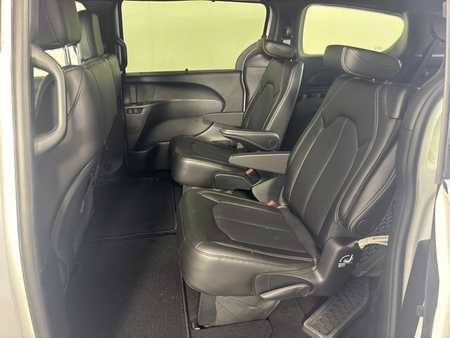 Used 2025 Chrysler Pacifica Select FWD image 19