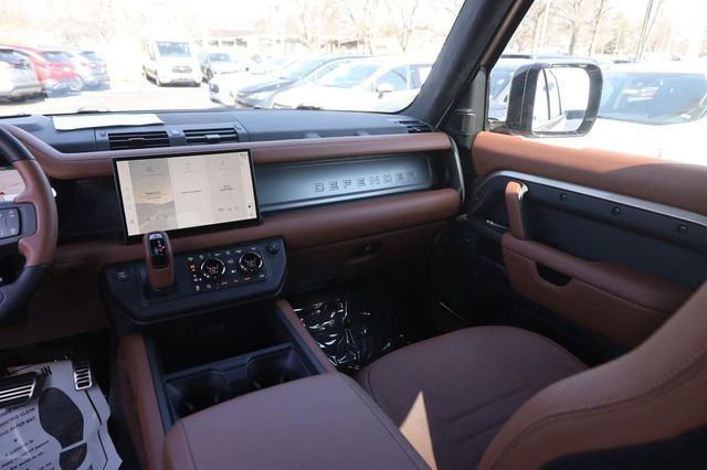 Used 2025 Land Rover Defender 110 image 31