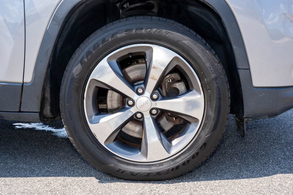 Used 2019 Jeep Cherokee Limited AWD/4WD image 34