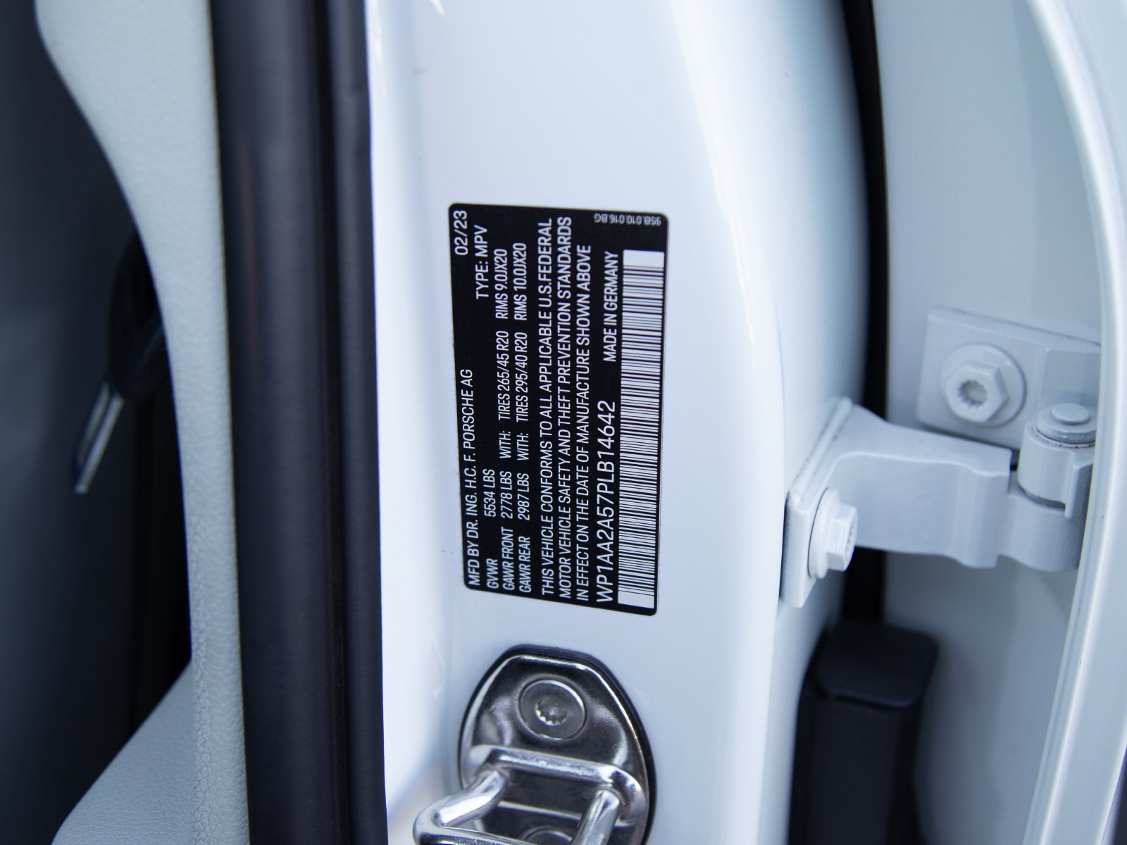 Certified 2023 Porsche Macan Turbo AWD/4WD image 29