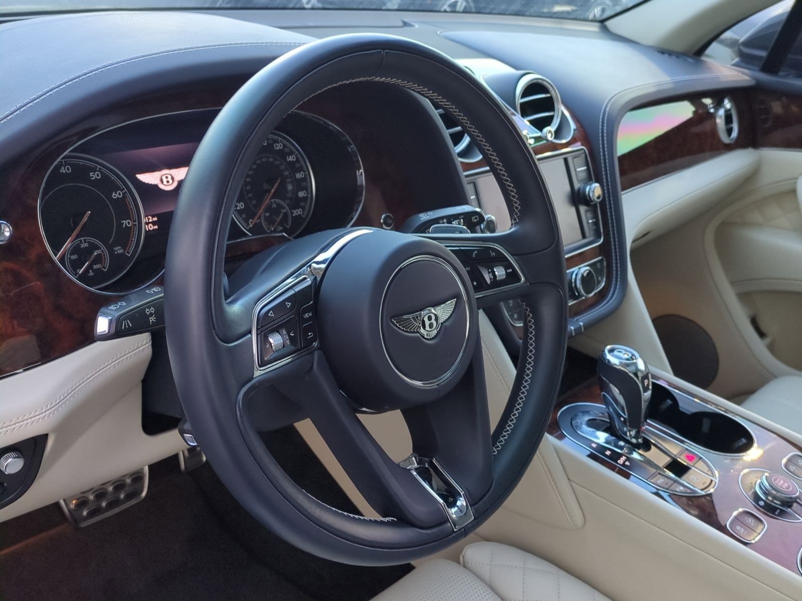 Used 2017 Bentley Bentayga image 17