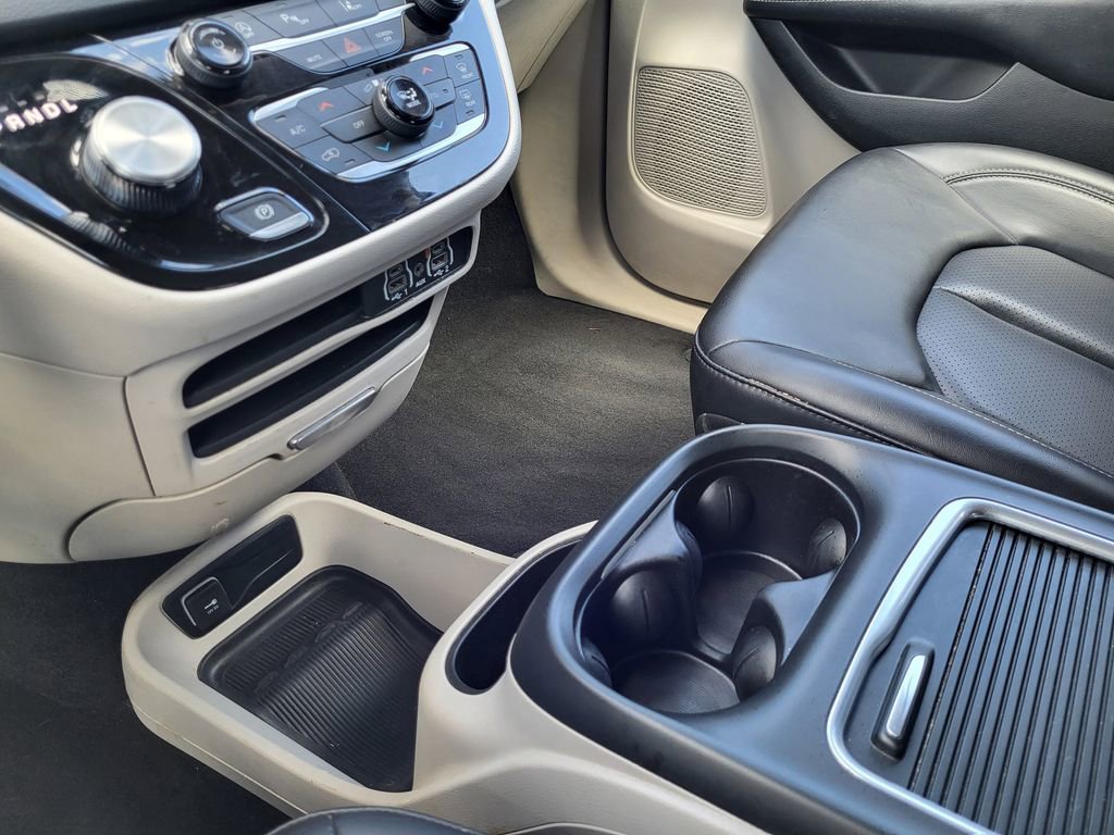 Used 2023 Chrysler Pacifica Touring-L FWD image 32