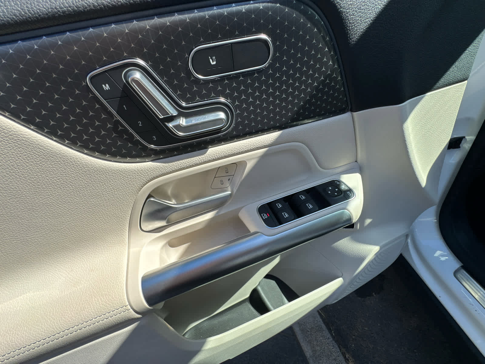 Used 2025 Mercedes-Benz GLA 250 4MATIC image 13