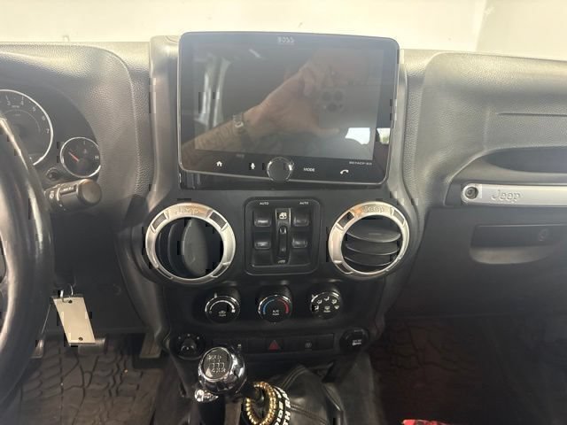 Used 2014 Jeep Wrangler Unlimited Rubicon w/ Max Tow Package AWD/4WD image 15