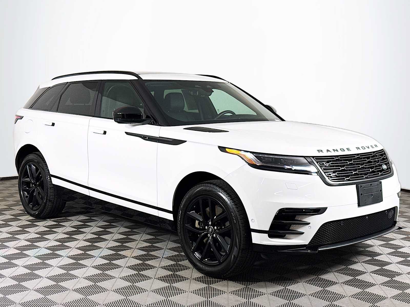 Used 2026 Land Rover Range Rover Velar Dynamic SE AWD/4WD image 3