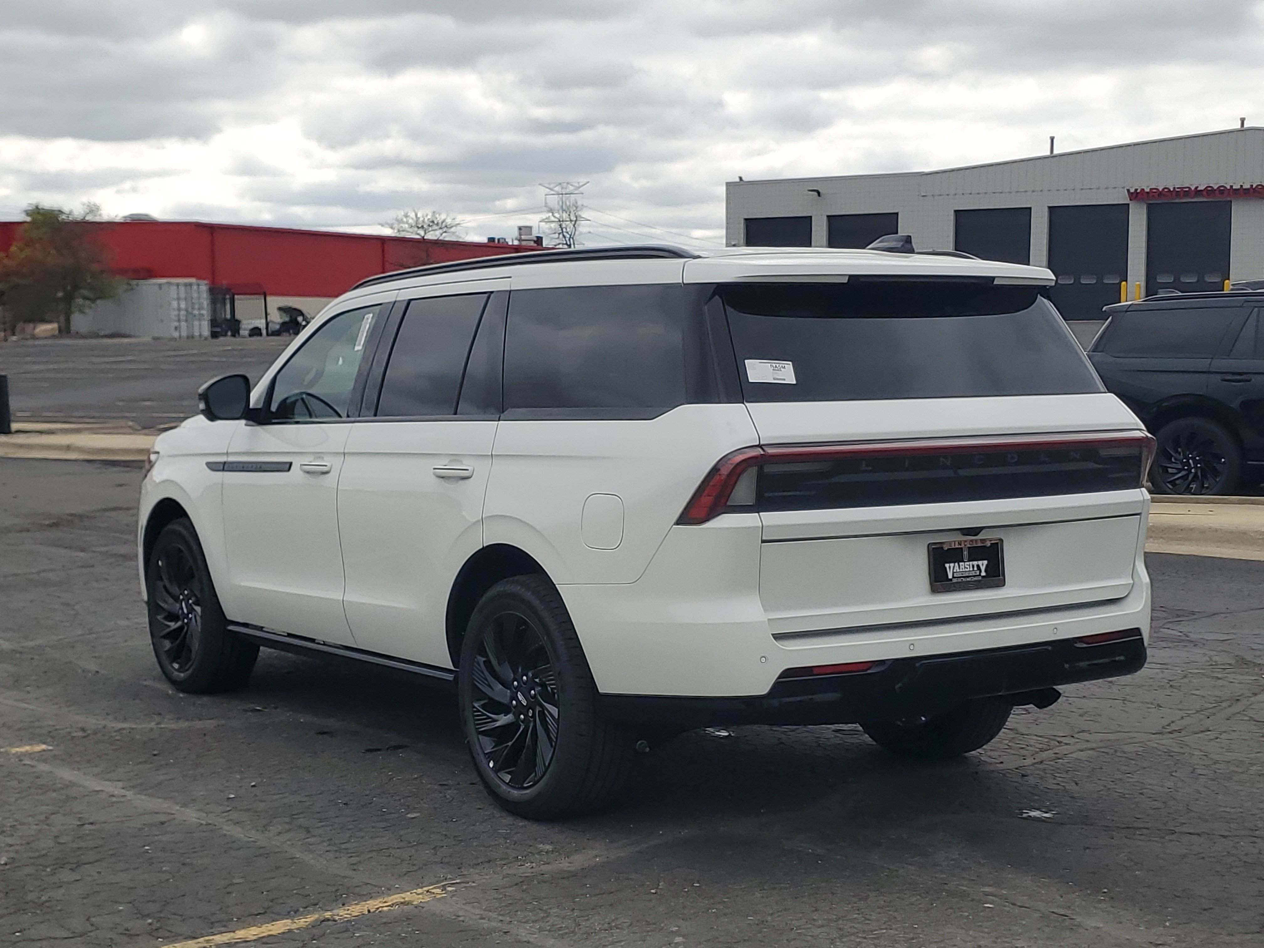 New 2026 Lincoln Navigator Reserve w/ Jet Appearance Package AWD/4WD image 3