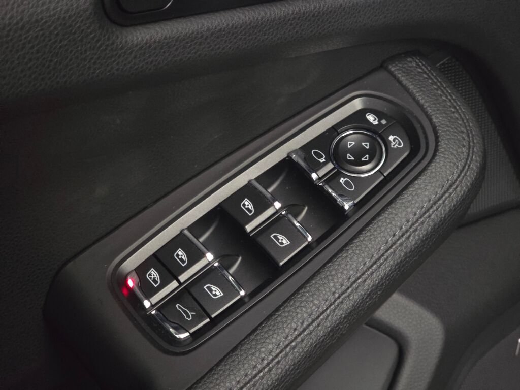 Used 2021 Porsche Macan AWD/4WD image 35