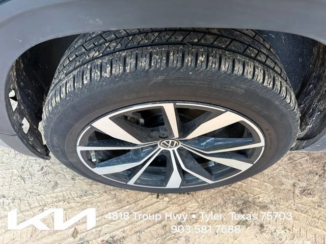 Used 2025 Volkswagen Atlas Cross Sport SEL Premium R-Line AWD/4WD image 4
